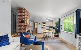 Harpers Ferry Cottage Hot Tub, Wifi, Dog-Friendly